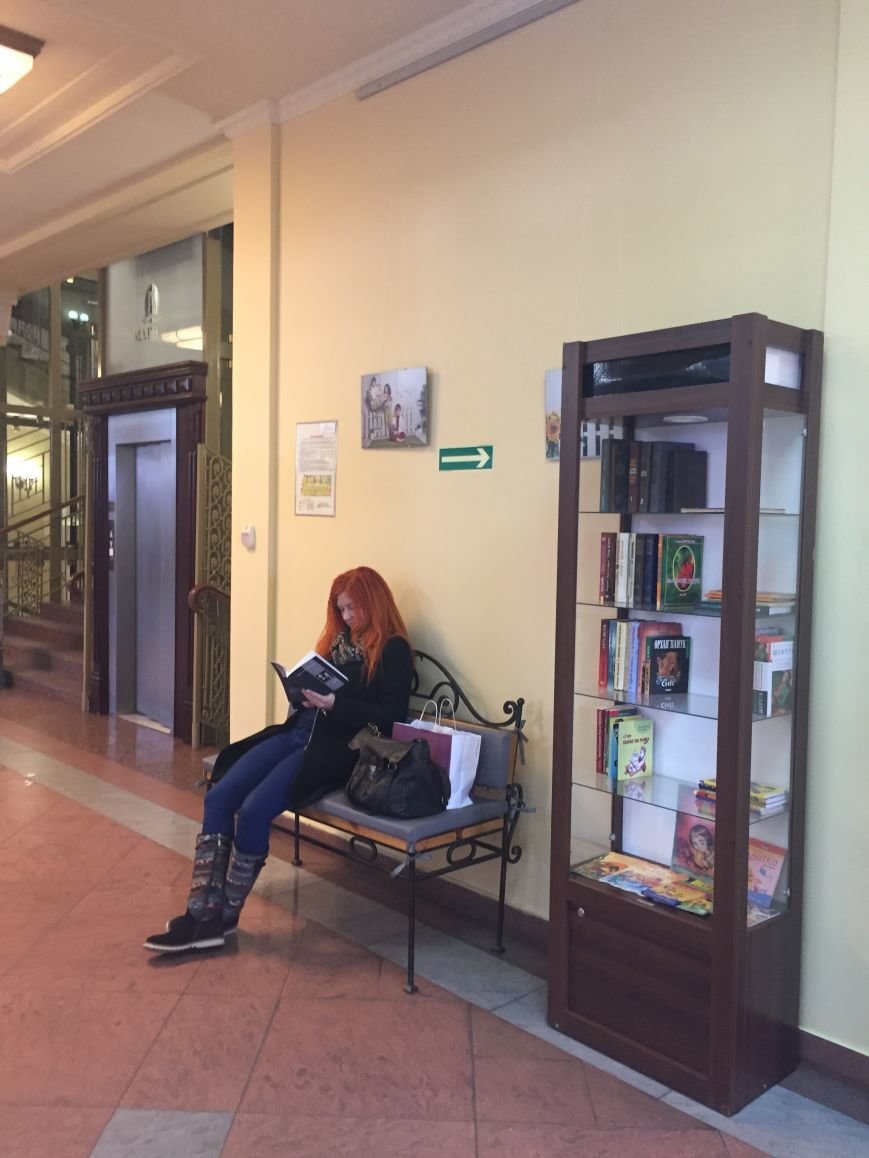 У Львові посеред торгівельного центру відкрили затишний куточок для читання (ФОТО) (фото) - фото 1 У Львові посеред торгівельного центру відкрили затишний куточок для читання (ФОТО) (фото) - фото 1