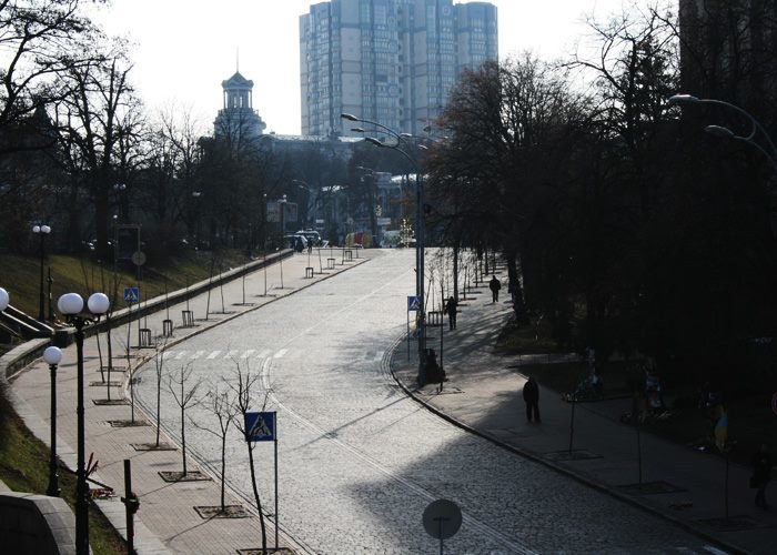 В Киеве Аллею Героев Небесной Сотни украсили патриотической рекламой (ФОТОФАКТ) (фото) - фото 1 В Киеве Аллею Героев Небесной Сотни украсили патриотической рекламой (ФОТОФАКТ) (фото) - фото 1