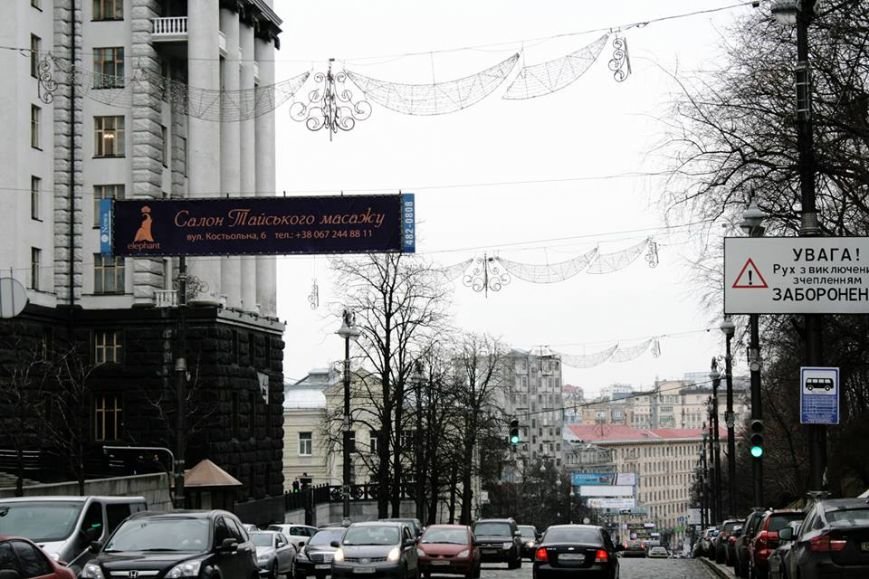 В Киеве Аллею Героев Небесной Сотни украсили патриотической рекламой (ФОТОФАКТ) (фото) - фото 4 В Киеве Аллею Героев Небесной Сотни украсили патриотической рекламой (ФОТОФАКТ) (фото) - фото 4