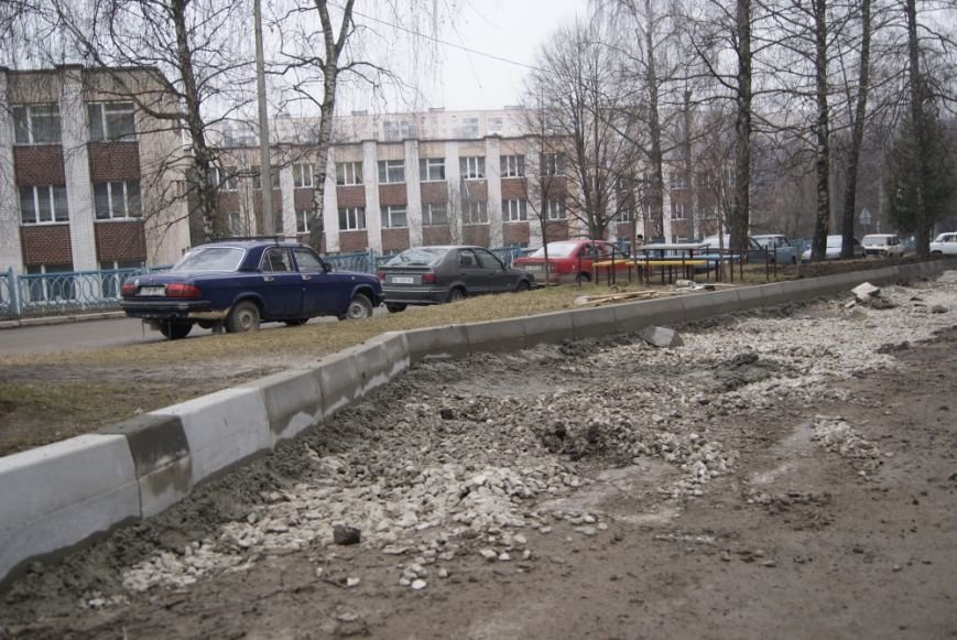 У Тернополі на вул. Чубинського комунальники встановили нові бордюри (фото) (фото) - фото 1 У Тернополі на вул. Чубинського комунальники встановили нові бордюри (фото) (фото) - фото 1