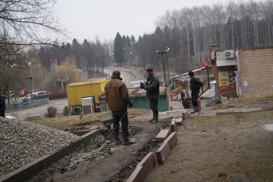 У Тернополі на вул. Чубинського комунальники встановили нові бордюри (фото) (фото) - фото 1 У Тернополі на вул. Чубинського комунальники встановили нові бордюри (фото) (фото) - фото 1