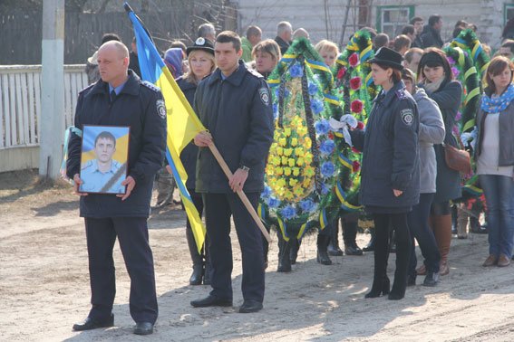 Черниговщина попрощалась с погибшим в зоне АТО милиционером (фото) - фото 1 Черниговщина попрощалась с погибшим в зоне АТО милиционером (фото) - фото 1