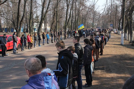 Черниговщина попрощалась с погибшим в зоне АТО милиционером (фото) - фото 1 Черниговщина попрощалась с погибшим в зоне АТО милиционером (фото) - фото 1