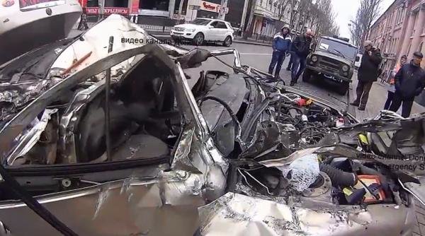 В центре Донецка танк раздавил легковушку (ФОТО, ВИДЕО) (фото) - фото 2 В центре Донецка танк раздавил легковушку (ФОТО, ВИДЕО) (фото) - фото 2