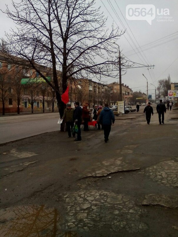 В Кривом Роге: активисты троллили сепаратистов, рокеры сыграли концерт для раненых бойцов, прохожий остановил агитацию коммунистов (фото) - фото 3 В Кривом Роге: активисты троллили сепаратистов, рокеры сыграли концерт для раненых бойцов, прохожий остановил агитацию коммунистов (фото) - фото 3