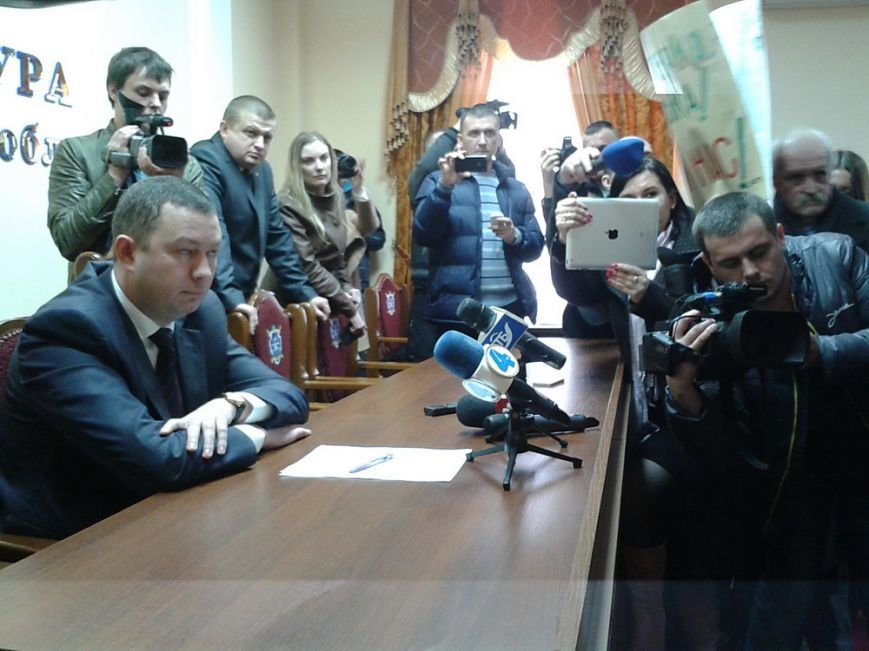У Тернополі керівництву прокуратури подарували валізу, щоб пакувати речі (фото) (фото) - фото 1 У Тернополі керівництву прокуратури подарували валізу, щоб пакувати речі (фото) (фото) - фото 1