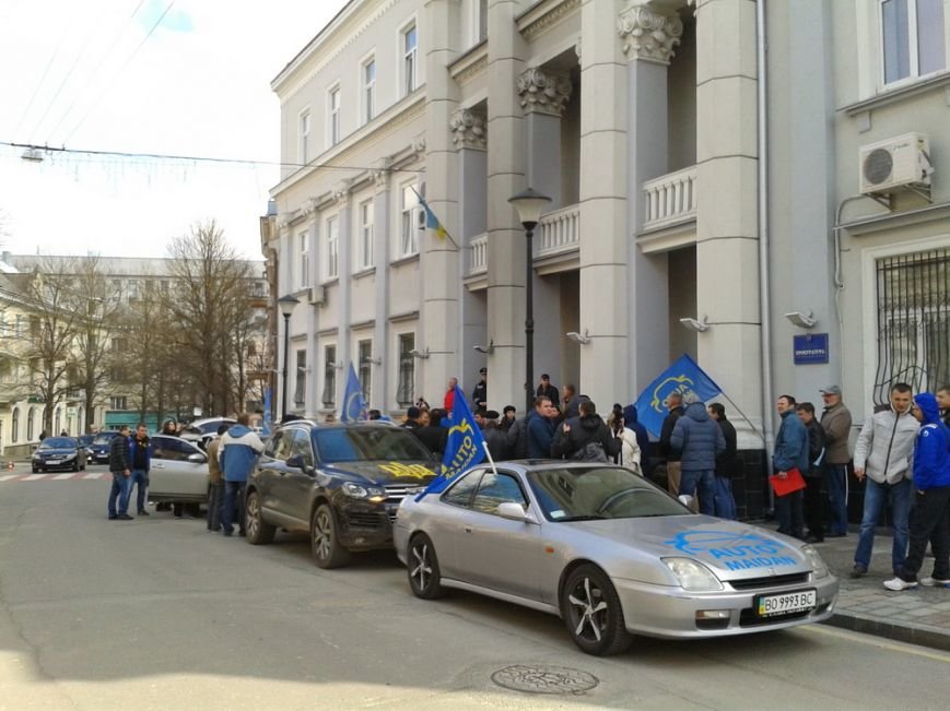 У Тернополі керівництву прокуратури подарували валізу, щоб пакувати речі (фото) (фото) - фото 1 У Тернополі керівництву прокуратури подарували валізу, щоб пакувати речі (фото) (фото) - фото 1