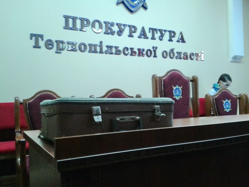 У Тернополі керівництву прокуратури подарували валізу, щоб пакувати речі (фото) (фото) - фото 1 У Тернополі керівництву прокуратури подарували валізу, щоб пакувати речі (фото) (фото) - фото 1