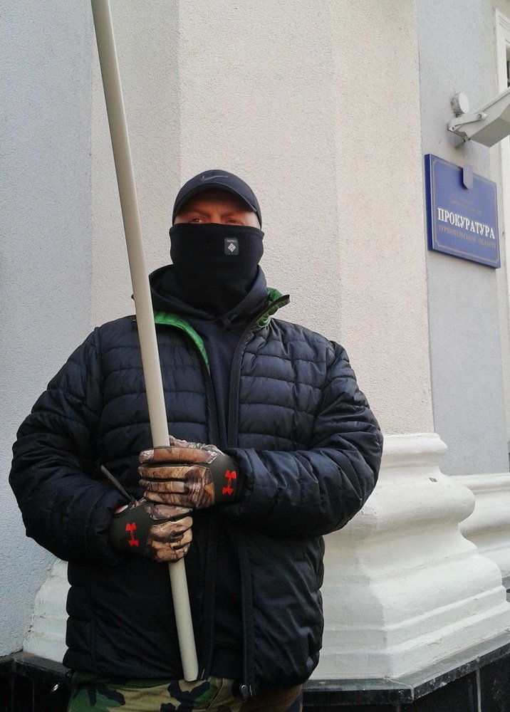 У Тернополі керівництву прокуратури подарували валізу, щоб пакувати речі (фото) (фото) - фото 1 У Тернополі керівництву прокуратури подарували валізу, щоб пакувати речі (фото) (фото) - фото 1