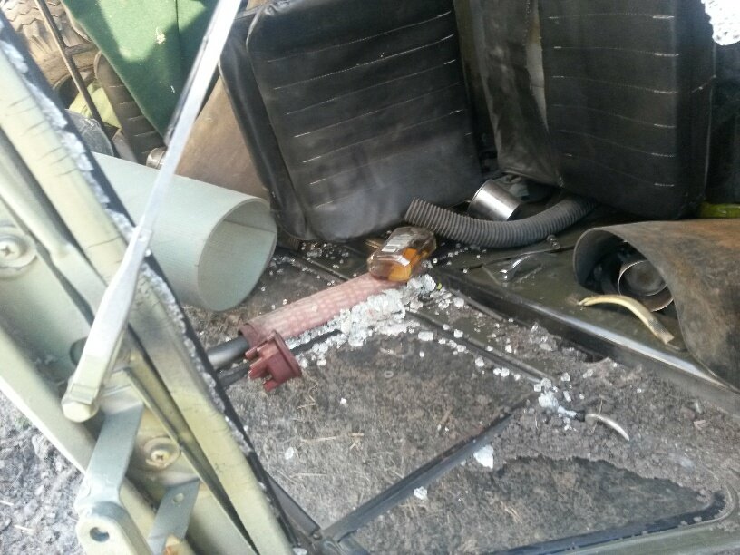 В Мариуполе военный ВАЗик столкнулся с легковушкой (ФОТО) (фото) - фото 2 В Мариуполе военный ВАЗик столкнулся с легковушкой (ФОТО) (фото) - фото 2