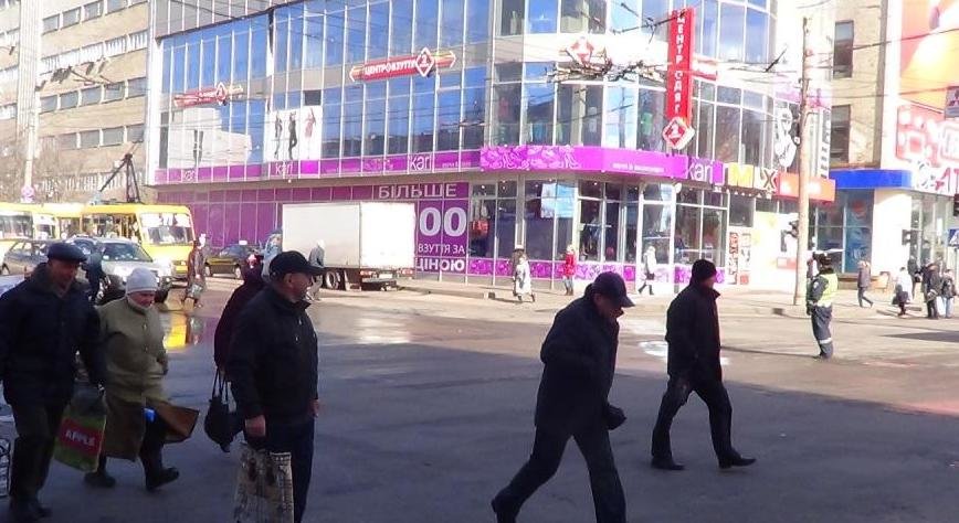 ДАІ Кіровоградщини проводить профілактичну роботу серед пішоходів (фото) - фото 1 ДАІ Кіровоградщини проводить профілактичну роботу серед пішоходів (фото) - фото 1