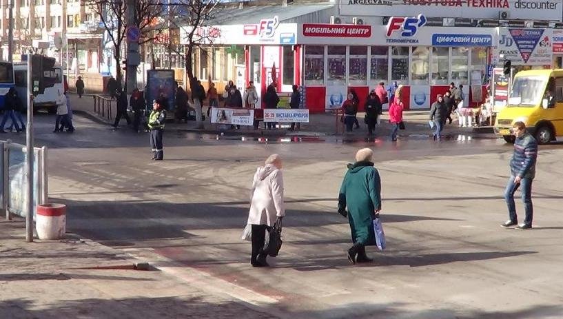 ДАІ Кіровоградщини проводить профілактичну роботу серед пішоходів (фото) - фото 1 ДАІ Кіровоградщини проводить профілактичну роботу серед пішоходів (фото) - фото 1