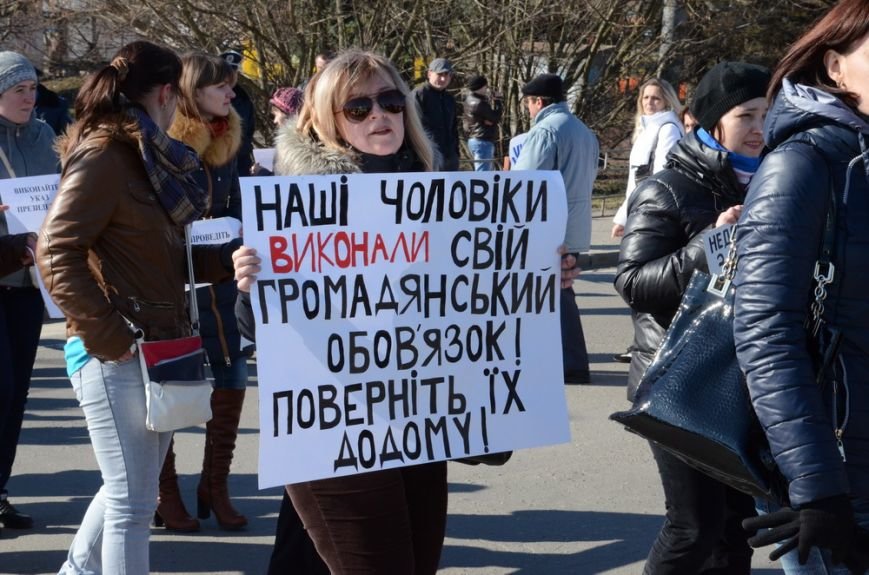 У Тернополі на знак протесту рідні бійців батальйону “Збруч” перекрили дорогу (ФОТОРЕПОРТАЖ) (фото) - фото 1 У Тернополі на знак протесту рідні бійців батальйону “Збруч” перекрили дорогу (ФОТОРЕПОРТАЖ) (фото) - фото 1