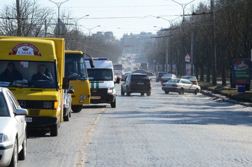 У Тернополі на знак протесту рідні бійців батальйону “Збруч” перекрили дорогу (ФОТОРЕПОРТАЖ) (фото) - фото 1 У Тернополі на знак протесту рідні бійців батальйону “Збруч” перекрили дорогу (ФОТОРЕПОРТАЖ) (фото) - фото 1
