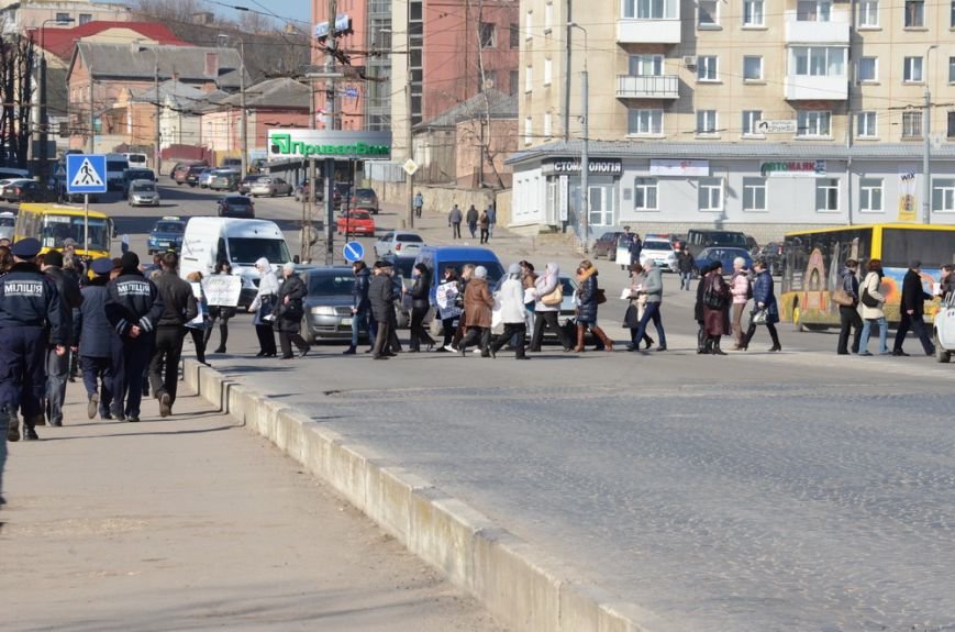 У Тернополі на знак протесту рідні бійців батальйону “Збруч” перекрили дорогу (ФОТОРЕПОРТАЖ) (фото) - фото 1 У Тернополі на знак протесту рідні бійців батальйону “Збруч” перекрили дорогу (ФОТОРЕПОРТАЖ) (фото) - фото 1