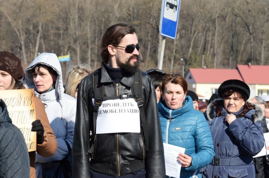 У Тернополі на знак протесту рідні бійців батальйону “Збруч” перекрили дорогу (ФОТОРЕПОРТАЖ) (фото) - фото 1 У Тернополі на знак протесту рідні бійців батальйону “Збруч” перекрили дорогу (ФОТОРЕПОРТАЖ) (фото) - фото 1
