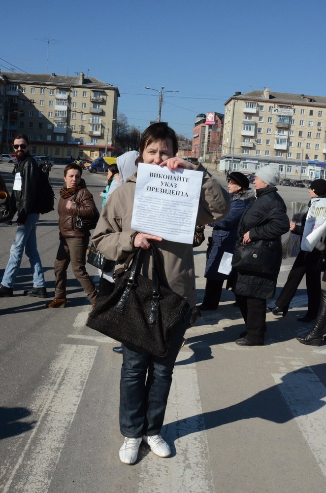 У Тернополі на знак протесту рідні бійців батальйону “Збруч” перекрили дорогу (ФОТОРЕПОРТАЖ) (фото) - фото 1 У Тернополі на знак протесту рідні бійців батальйону “Збруч” перекрили дорогу (ФОТОРЕПОРТАЖ) (фото) - фото 1