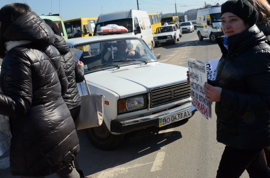 У Тернополі на знак протесту рідні бійців батальйону “Збруч” перекрили дорогу (ФОТОРЕПОРТАЖ) (фото) - фото 1 У Тернополі на знак протесту рідні бійців батальйону “Збруч” перекрили дорогу (ФОТОРЕПОРТАЖ) (фото) - фото 1
