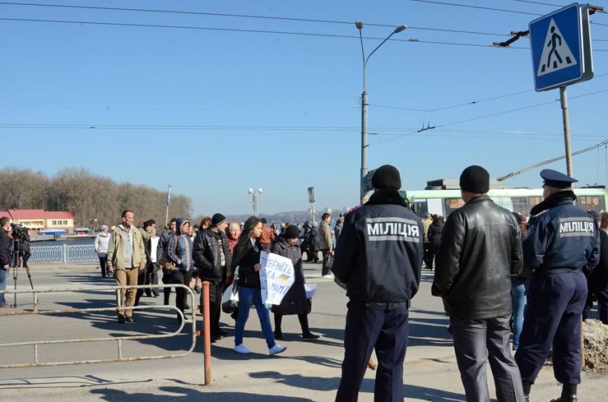 У Тернополі на знак протесту рідні бійців батальйону “Збруч” перекрили дорогу (ФОТОРЕПОРТАЖ) (фото) - фото 1 У Тернополі на знак протесту рідні бійців батальйону “Збруч” перекрили дорогу (ФОТОРЕПОРТАЖ) (фото) - фото 1