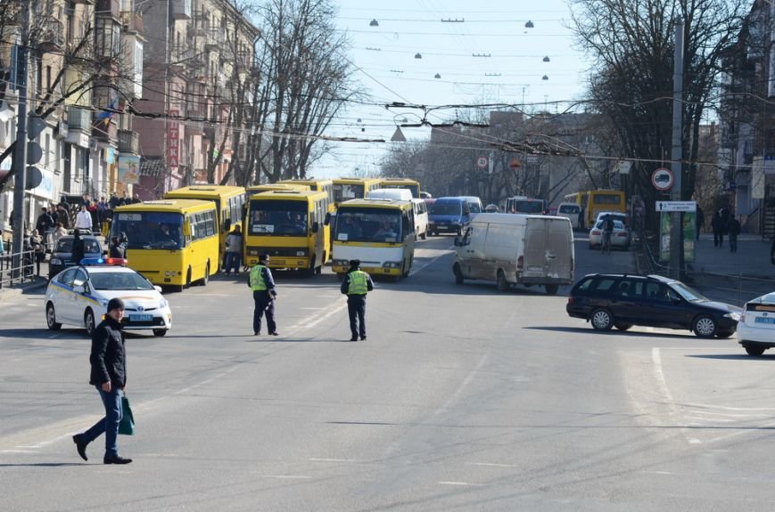 У Тернополі на знак протесту рідні бійців батальйону “Збруч” перекрили дорогу (ФОТОРЕПОРТАЖ) (фото) - фото 1 У Тернополі на знак протесту рідні бійців батальйону “Збруч” перекрили дорогу (ФОТОРЕПОРТАЖ) (фото) - фото 1