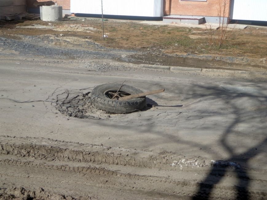 У Полтаві дорожню яму «ліквідували» шиною та палицею (фото) - фото 1 У Полтаві дорожню яму «ліквідували» шиною та палицею (фото) - фото 1
