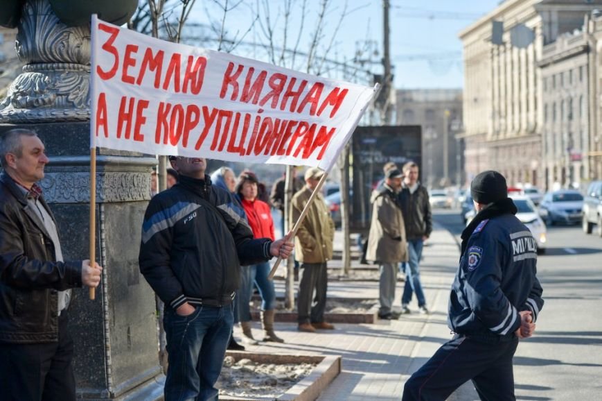 В Киеве Минагрополитики пикетировали сотрудники «Пущи-Водицы» и люди в камуфляже (ФОТО) (фото) - фото 1 В Киеве Минагрополитики пикетировали сотрудники «Пущи-Водицы» и люди в камуфляже (ФОТО) (фото) - фото 1