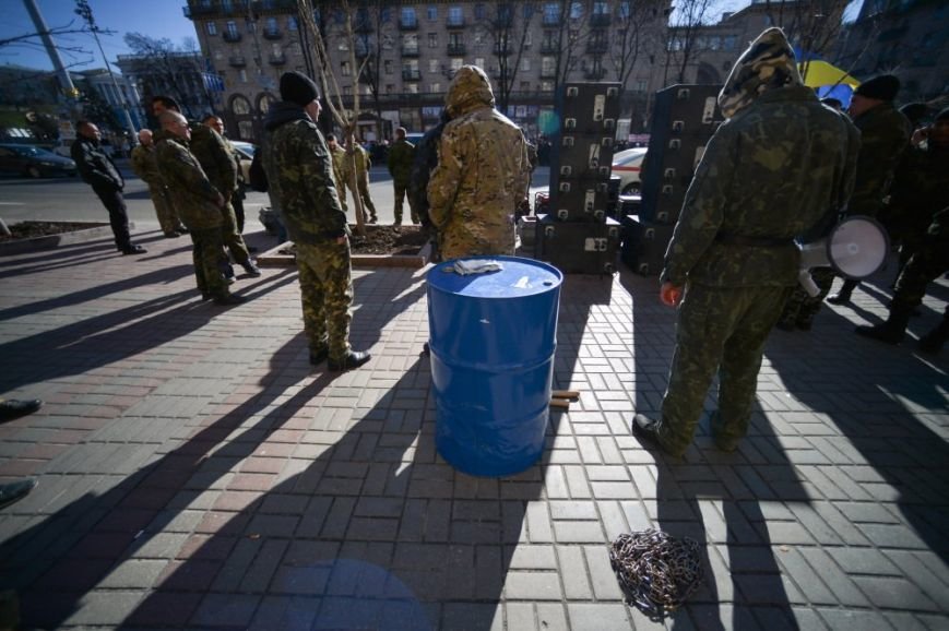 В Киеве Минагрополитики пикетировали сотрудники «Пущи-Водицы» и люди в камуфляже (ФОТО) (фото) - фото 1 В Киеве Минагрополитики пикетировали сотрудники «Пущи-Водицы» и люди в камуфляже (ФОТО) (фото) - фото 1
