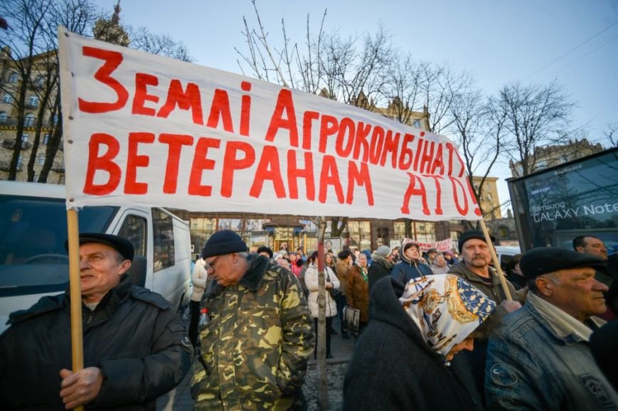 В Киеве Минагрополитики пикетировали сотрудники «Пущи-Водицы» и люди в камуфляже (ФОТО) (фото) - фото 1 В Киеве Минагрополитики пикетировали сотрудники «Пущи-Водицы» и люди в камуфляже (ФОТО) (фото) - фото 1