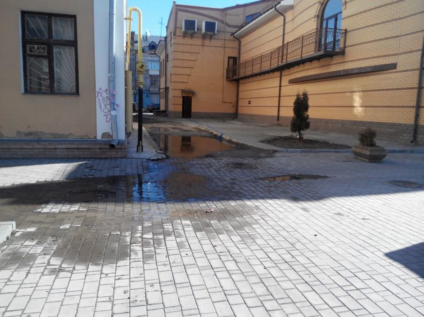 В центре Сум порыв водопровода затопил ночной клуб (фото) - фото 1 В центре Сум порыв водопровода затопил ночной клуб (фото) - фото 1