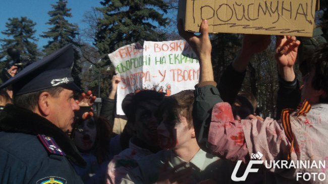 В Киеве “зомби” назвали Гройсмана “спасителем русской культуры” (ФОТО, ВИДЕО) (фото) - фото 3 В Киеве “зомби” назвали Гройсмана “спасителем русской культуры” (ФОТО, ВИДЕО) (фото) - фото 3