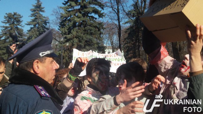 В Киеве “зомби” назвали Гройсмана “спасителем русской культуры” (ФОТО, ВИДЕО) (фото) - фото 3 В Киеве “зомби” назвали Гройсмана “спасителем русской культуры” (ФОТО, ВИДЕО) (фото) - фото 3