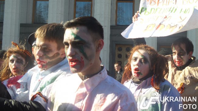 В Киеве “зомби” назвали Гройсмана “спасителем русской культуры” (ФОТО, ВИДЕО) (фото) - фото 3 В Киеве “зомби” назвали Гройсмана “спасителем русской культуры” (ФОТО, ВИДЕО) (фото) - фото 3