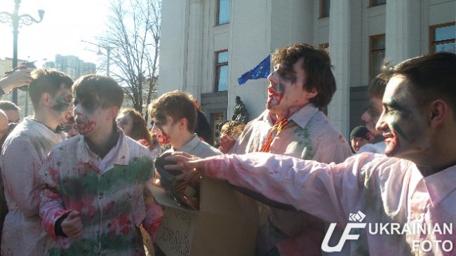 В Киеве “зомби” назвали Гройсмана “спасителем русской культуры” (ФОТО, ВИДЕО) (фото) - фото 2 В Киеве “зомби” назвали Гройсмана “спасителем русской культуры” (ФОТО, ВИДЕО) (фото) - фото 2