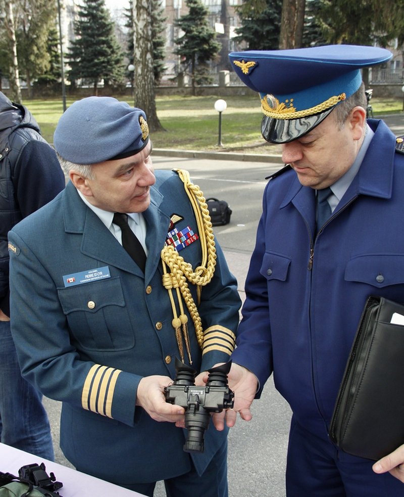 Канада передала для українських бійців 60 приладів нічного бачення (ФОТОРЕПОРТАЖ) (фото) - фото 4 Канада передала для українських бійців 60 приладів нічного бачення (ФОТОРЕПОРТАЖ) (фото) - фото 4