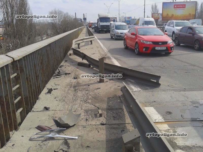 В столице образовалась автомобильная пробка из-за ДТП на Южном мосту (ФОТО) (фото) - фото 1 В столице образовалась автомобильная пробка из-за ДТП на Южном мосту (ФОТО) (фото) - фото 1