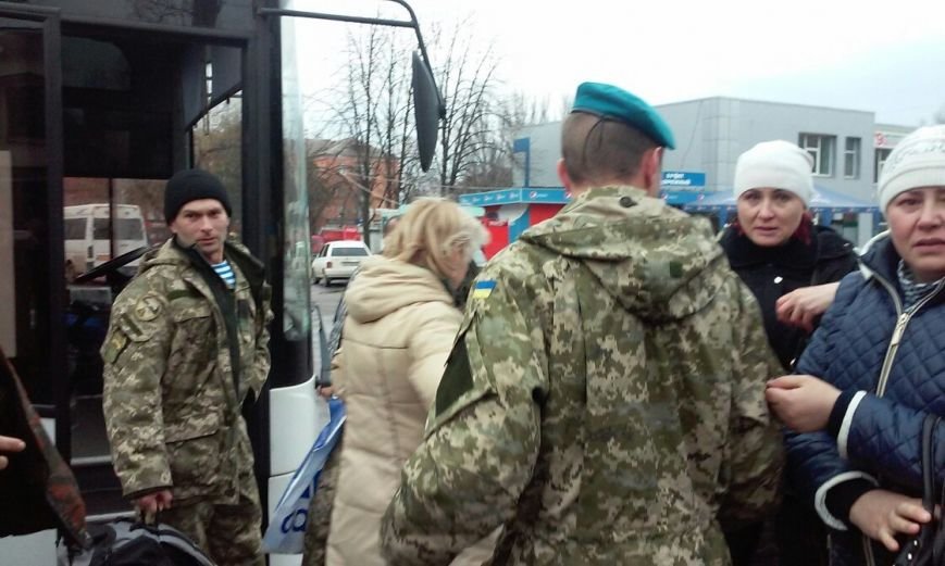 Криворожане встретили десантников-«дембелей» (ФОТО) (фото) - фото 1 Криворожане встретили десантников-«дембелей» (ФОТО) (фото) - фото 1