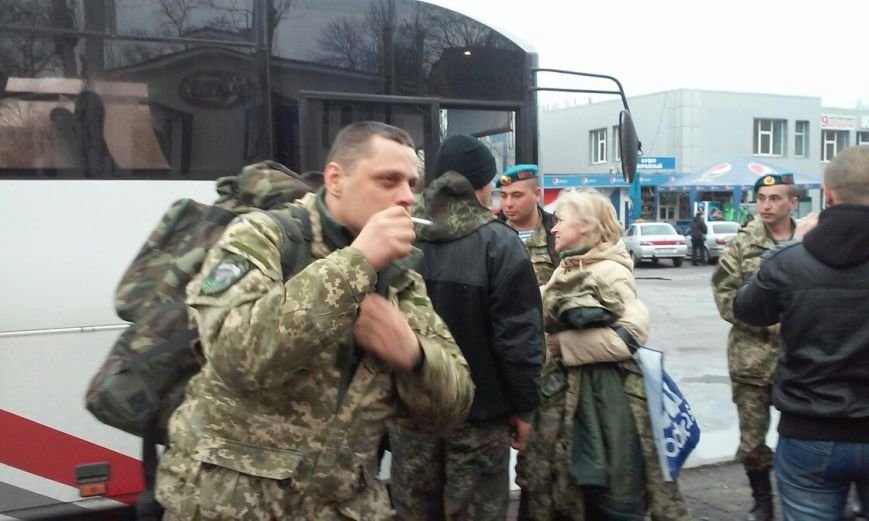 Криворожане встретили десантников-«дембелей» (ФОТО) (фото) - фото 1 Криворожане встретили десантников-«дембелей» (ФОТО) (фото) - фото 1