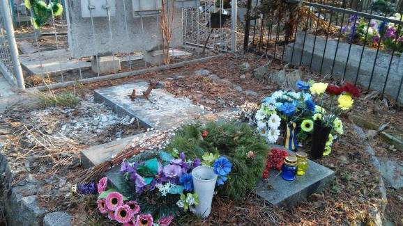 В Киеве на Байковом кладбище украли памятник с могилы писателя Гуцало (ФОТОФАКТ) (фото) - фото 1 В Киеве на Байковом кладбище украли памятник с могилы писателя Гуцало (ФОТОФАКТ) (фото) - фото 1