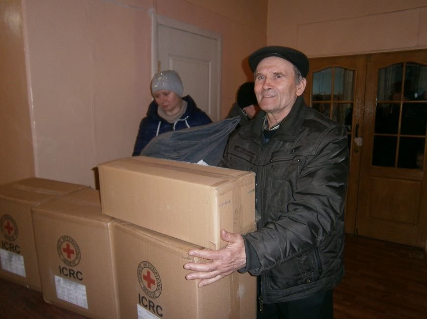 В Димитрове переселенцы получили гуманитарную помощь от МК Красного... В Димитрове переселенцы получили гуманитарную помощь от МК Красного Креста (ФОТОРЕПОРТАЖ) (фото) - фото 11