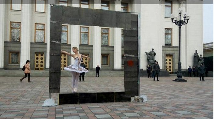 Под Радой - балет: активисты требуют принятия закона об общественном вещании (ФОТО) (фото) - фото 1 Под Радой - балет: активисты требуют принятия закона об общественном вещании (ФОТО) (фото) - фото 1
