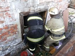 Мариупольские спасатели вытащили мужщину из пожара (ФОТО) (фото) - фото 1 Мариупольские спасатели вытащили мужщину из пожара (ФОТО) (фото) - фото 1