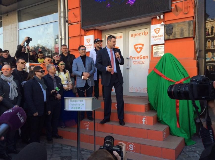 В центре Киева открыли скульптуру, которая “общается” с прохожими и бесплатно раздает Wi-Fi (ФОТО) (фото) - фото 2 В центре Киева открыли скульптуру, которая “общается” с прохожими и бесплатно раздает Wi-Fi (ФОТО) (фото) - фото 2