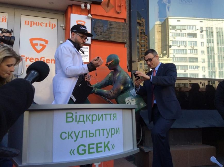 В центре Киева открыли скульптуру, которая “общается” с прохожими и бесплатно раздает Wi-Fi (ФОТО) (фото) - фото 2 В центре Киева открыли скульптуру, которая “общается” с прохожими и бесплатно раздает Wi-Fi (ФОТО) (фото) - фото 2