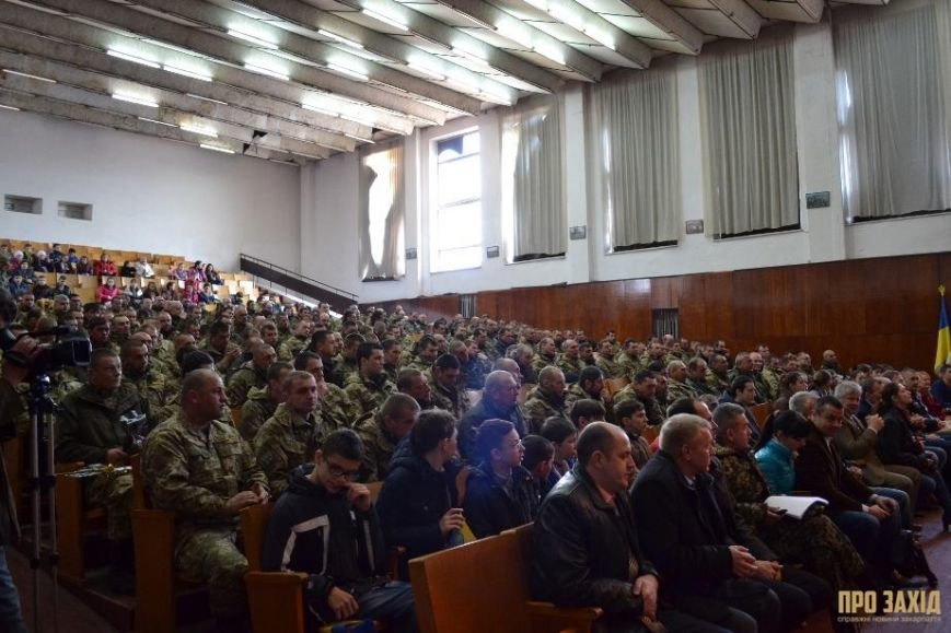 Героям слава! В Ужгороді відбулися урочистості на честь закарпатськ... Героям слава! В Ужгороді відбулися урочистості на честь закарпатських військових (Фоторепортаж) (фото) - фото 16