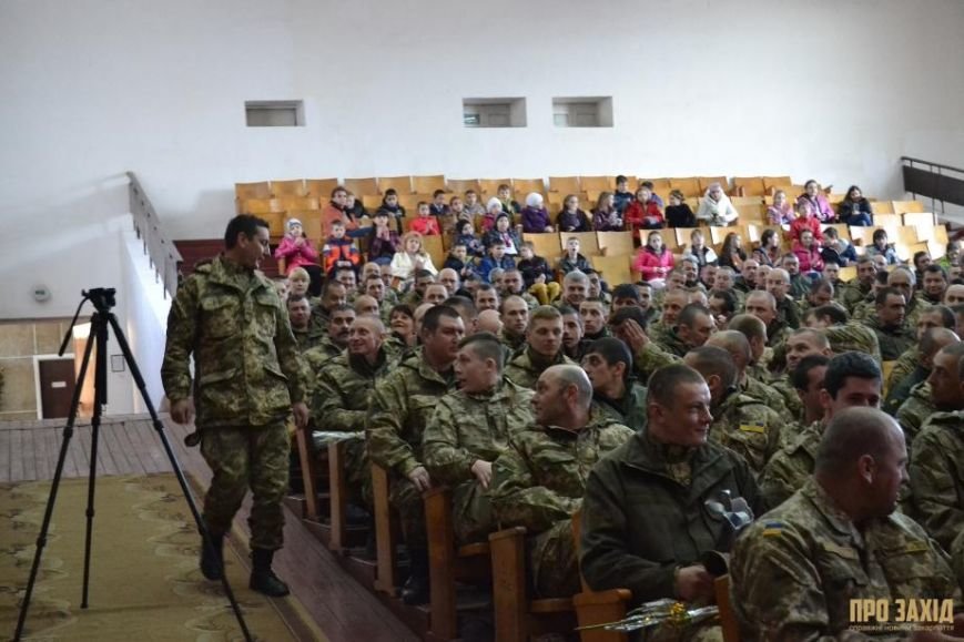 Героям слава! В Ужгороді відбулися урочистості на честь закарпатськ... Героям слава! В Ужгороді відбулися урочистості на честь закарпатських військових (Фоторепортаж) (фото) - фото 11