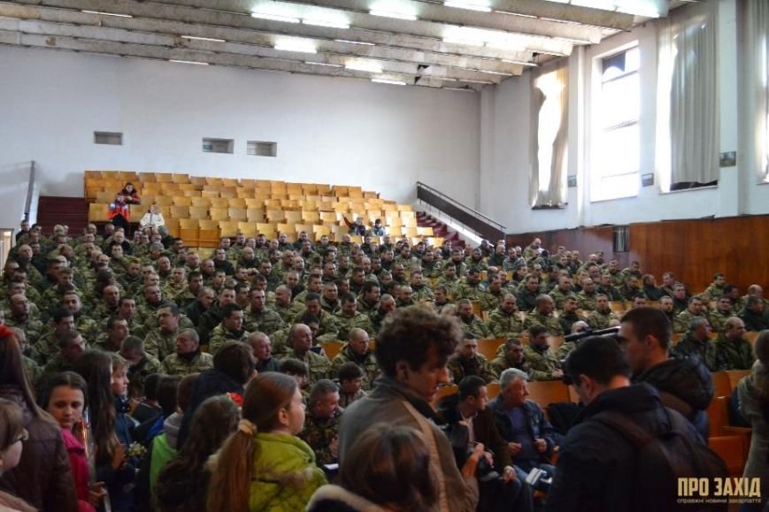 Героям слава! В Ужгороді відбулися урочистості на честь закарпатськ... Героям слава! В Ужгороді відбулися урочистості на честь закарпатських військових (Фоторепортаж) (фото) - фото 4