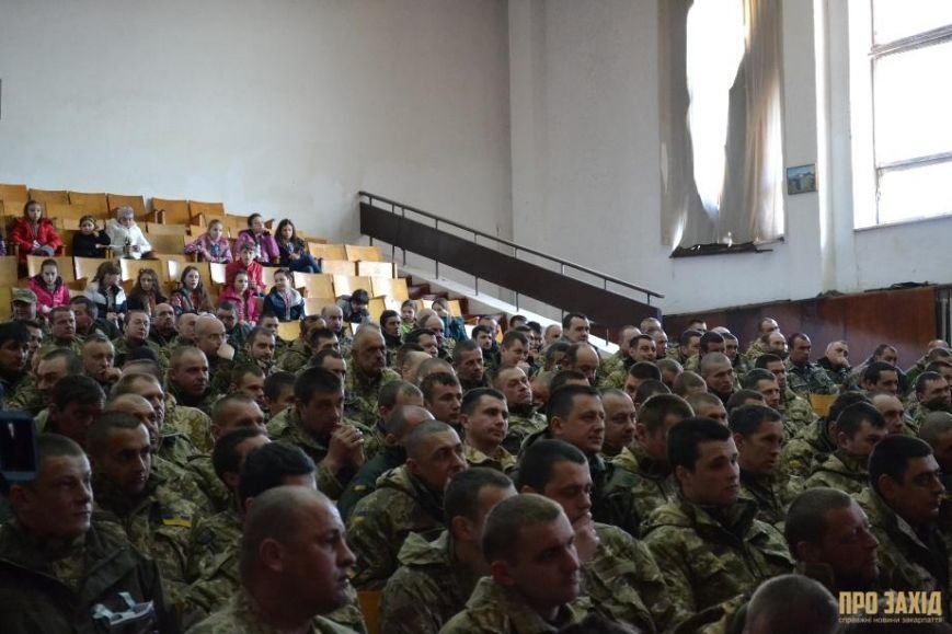 Героям слава! В Ужгороді відбулися урочистості на честь закарпатськ... Героям слава! В Ужгороді відбулися урочистості на честь закарпатських військових (Фоторепортаж) (фото) - фото 17
