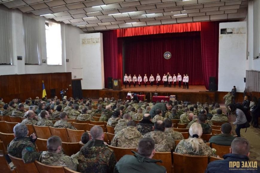 Героям слава! В Ужгороді відбулися урочистості на честь закарпатськ... Героям слава! В Ужгороді відбулися урочистості на честь закарпатських військових (Фоторепортаж) (фото) - фото 31