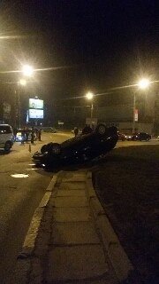 Минулої ночі у Львові перевернулась іномарка: водій загинув на місці, пасажир - у лікарні (ФОТО) (фото) - фото 1 Минулої ночі у Львові перевернулась іномарка: водій загинув на місці, пасажир - у лікарні (ФОТО) (фото) - фото 1