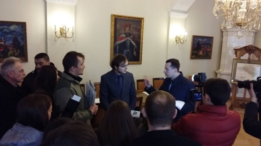 Львів бунтує: пільговики не бажають підкорюватися новим правилам та пішли в наступ на Садового (фото) - фото 3 Львів бунтує: пільговики не бажають підкорюватися новим правилам та пішли в наступ на Садового (фото) - фото 3